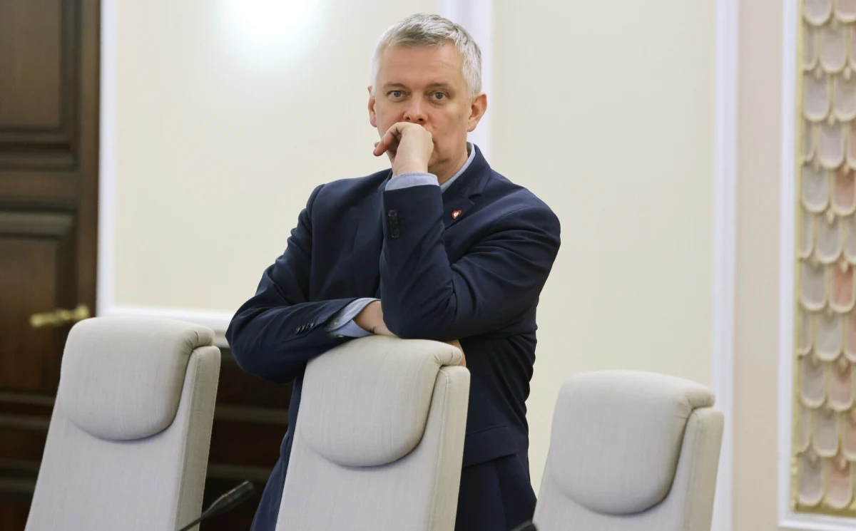 Wraca sprawa komisji ds. badania wpływów rosyjskich. Minister koordynator służb specjalnych Tomasz Siemoniak poinformował, że przyjęcie projektu nowelizacji ustawy planowane jest na 21 maja. Dodał, że projekt zostanie skierowany na najbliższe posiedzenie Sejmu.