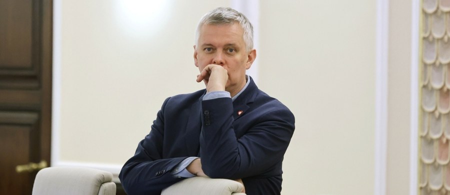 Wraca sprawa komisji ds. badania wpływów rosyjskich. Minister koordynator służb specjalnych Tomasz Siemoniak poinformował, że przyjęcie projektu nowelizacji ustawy planowane jest na 21 maja. Dodał, że projekt zostanie skierowany na najbliższe posiedzenie Sejmu.
