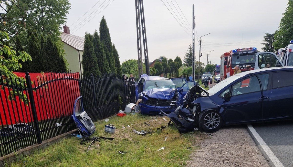 Tragiczny wypadek w Wólce Zastawskiej na Lubelszczyźnie. Podczas manewru wyprzedzania toyota uderzyła w skodę. 35-letnia pasażerka tego auta zginęła.
