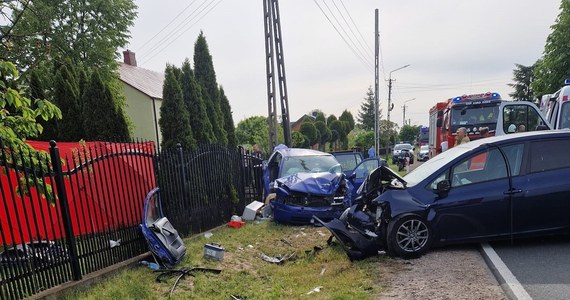 Tragiczny wypadek w Wólce Zastawskiej na Lubelszczyźnie. Podczas manewru wyprzedzania toyota uderzyła w skodę. 35-letnia pasażerka tego auta zginęła.

