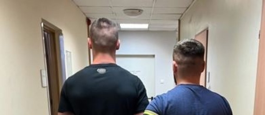 Policjanci zatrzymali 29-latka, który 3 maja w centrum Krakowa strzelił z wiatrówki do innego mężczyzny. Jego wizerunek zarejestrowały kamery monitoringu. Za występek o charakterze chuligańskim podejrzanemu grozi do 3 lat więzienia.        