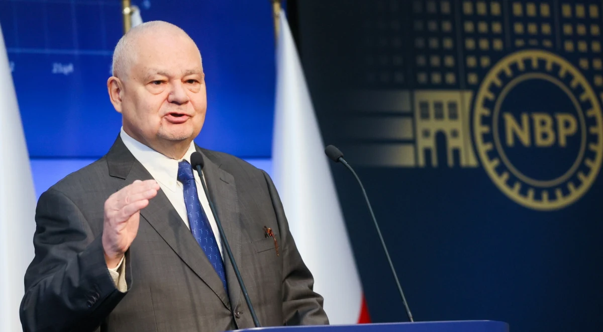 Dzień po ogłoszeniu przez NBP decyzji w sprawie stóp procentowych, głos zabrał prezes banku centralnego. Adam Glapiński miał kilka ważnych komunikatów, ogłosił też kilka prognoz.