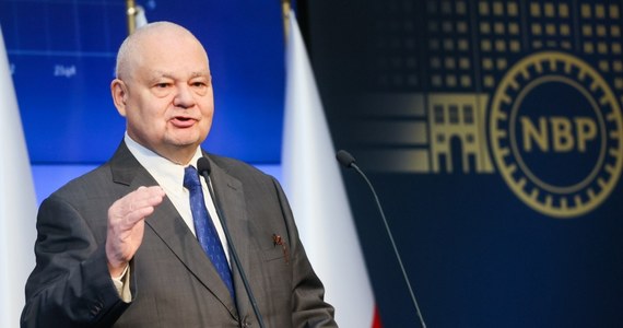 Dzień po ogłoszeniu przez NBP decyzji w sprawie stóp procentowych, głos zabrał prezes banku centralnego. Adam Glapiński miał kilka ważnych komunikatów, ogłosił też kilka prognoz.