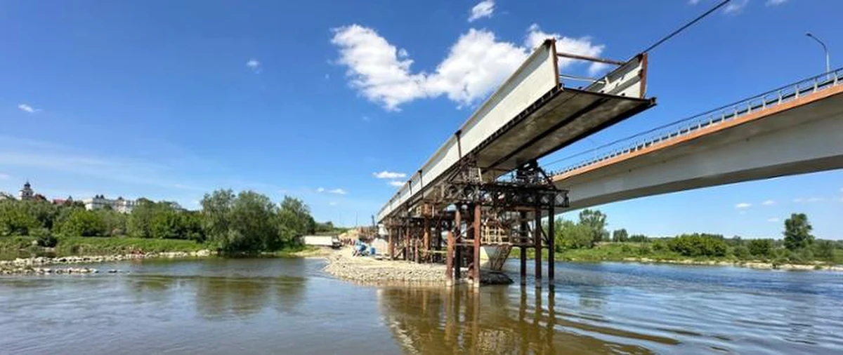 Rozpoczął się montaż około 100-metrowej konstrukcji nowego mostu na Wiśle w Sandomierzu - poinformowała w piątek GDDKiA. Ważący 300 ton stalowy element jest stopniowo nasuwany na znajdującą się w rzece podporę. To jeden z najtrudniejszych etapów prac przy tej inwestycji, przygotowania do niego trwały dwa miesiące.

