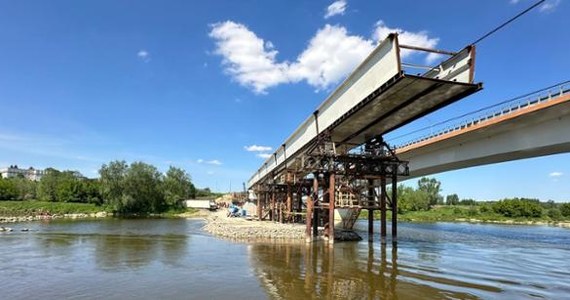 Rozpoczął się montaż około 100-metrowej konstrukcji nowego mostu na Wiśle w Sandomierzu - poinformowała w piątek GDDKiA. Ważący 300 ton stalowy element jest stopniowo nasuwany na znajdującą się w rzece podporę. To jeden z najtrudniejszych etapów prac przy tej inwestycji, przygotowania do niego trwały dwa miesiące.

