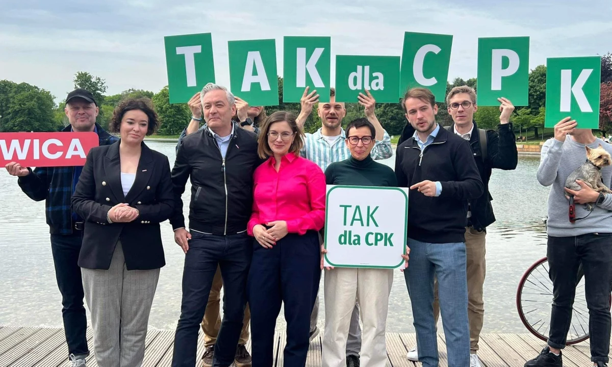 "My, jako Lewica będziemy pilnowali dalszego rozwoju projektu" - zadeklarował Robert Biedroń, odnosząc się do budowy Centralnego Portu Komunikacyjnego. Anna Maria Żukowska podkreśliła z kolei, że CPK jest projektem infrastrukturalnym, transportowym, który zwiększy szanse rozwojowe Polski.