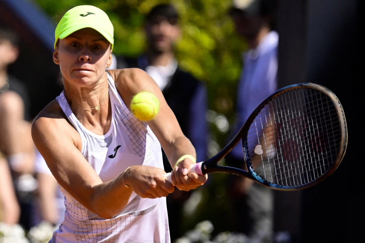 Magda Linette walczyła dzielnie, ale przegrała z Wiktorią Azarenką w drugiej rundzie tenisowego turnieju WTA 1000 na kortach ziemnych w Rzymie. Nasza tenisistka wygrała pierwszego seta 7:6 (7-5), ale w kolejnych przegrała 4:6 i 3:6. Być może wpływ na gorszą dyspozycję Polki miał uraz dłoni, z którym zmagała się od drugiego seta.