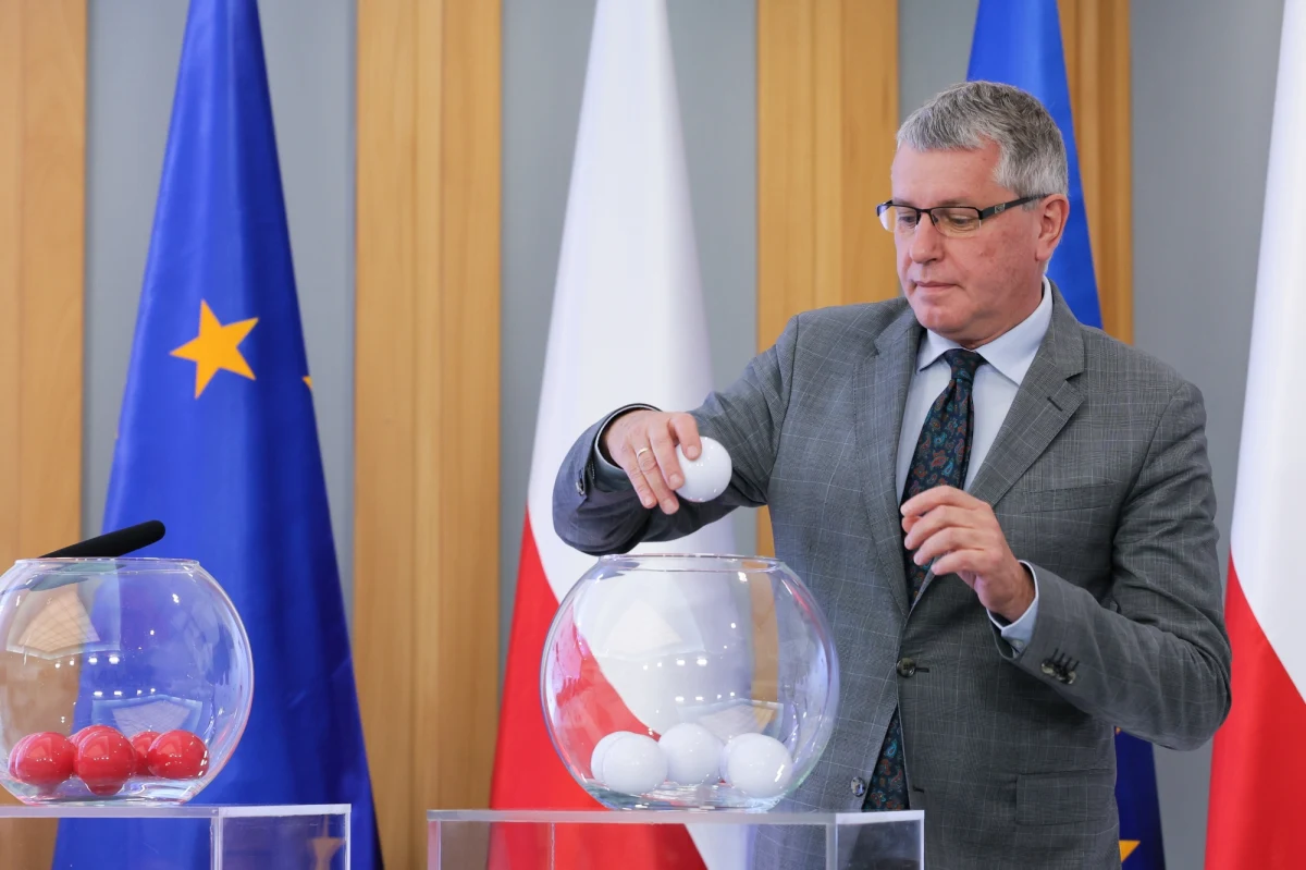 1 dla Trzeciej Drogi, 2 dla Konfederacji, 3 dla Bezpartyjnych Samorządowców - Normalna Polska w Normalnej Europie, 4 dla Polexitu, 5 dla KO, 6 dla Lewicy, 7 dla PiS - to numery list wyborczych wylosowane w siedzibie PKW dla ogólnopolskich komitetów, które wystawią kandydatów do PE we wszystkich 13 okręgach wyborczych.