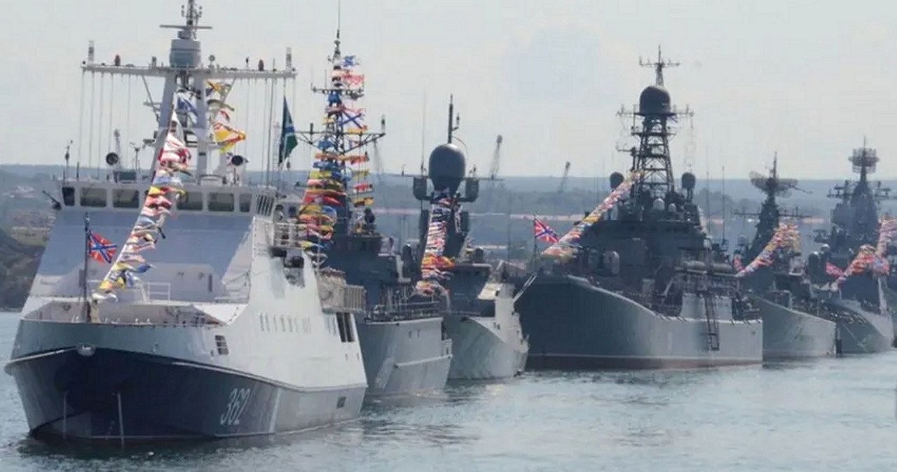 Rosyjska Flota Czarnomorska jest w rozsypce. To efekt ogromnych strat poniesionych w związku z ukraińskimi atakami na okręty za pomocą morskich dronów kamikadze. Kreml miał stracić już 500 milionów dolarów.