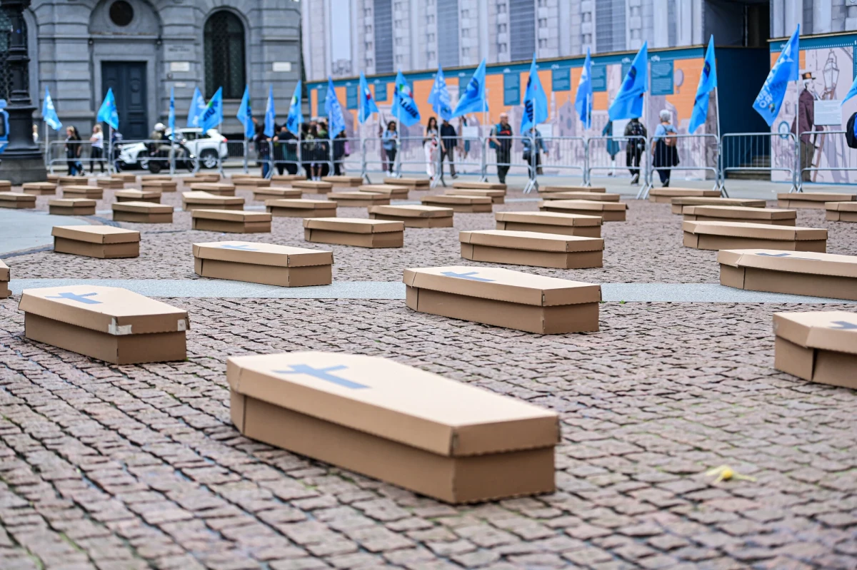 Ponad 170 tekturowych trumien ustawiono na jednym z najsłynniejszych placów włoskiego Mediolanu. W ten sposób drugi co do wielkości związek zawodowy we Włoszech chce podnieść świadomość na temat zgonów w miejscu pracy.