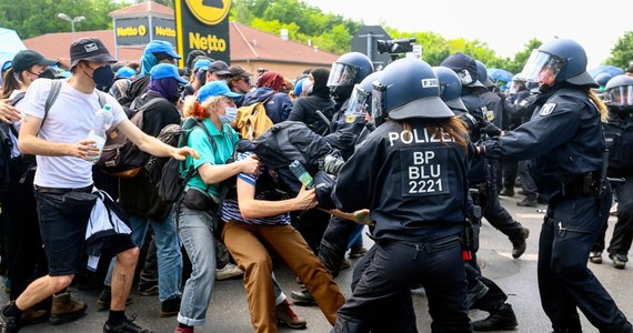 Ponad tysiąc zamaskowanych aktywistów szturmowało w piątek fabrykę Tesli pod Berlinem. Tłum próbowała powstrzymywać policja. Niemieckie media donoszą o aresztowaniach. Służby użyły gazu i pałek.