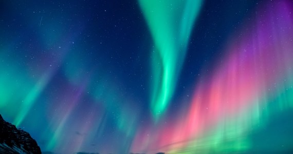 Dzisiejszej nocy jest duża szansa na obserwację zorzy polarnej. Ma to związek z prognozowaną bardzo silną burzą geomagnetyczną – poinformowała Helena Ciechowska z Centrum Badań Kosmicznych PAN.