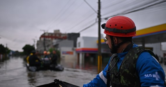 59-letni Ivan Brizola z Porto Alegre na południu Brazylii, choć nie potrafi pływać, wypożyczył kajak i pomógł uratować ponad 300 osób z zalanych terenów w stanie Rio Grande do Sul – podała stacja BBC. W powodziach zginęło tam już 126 osób.
