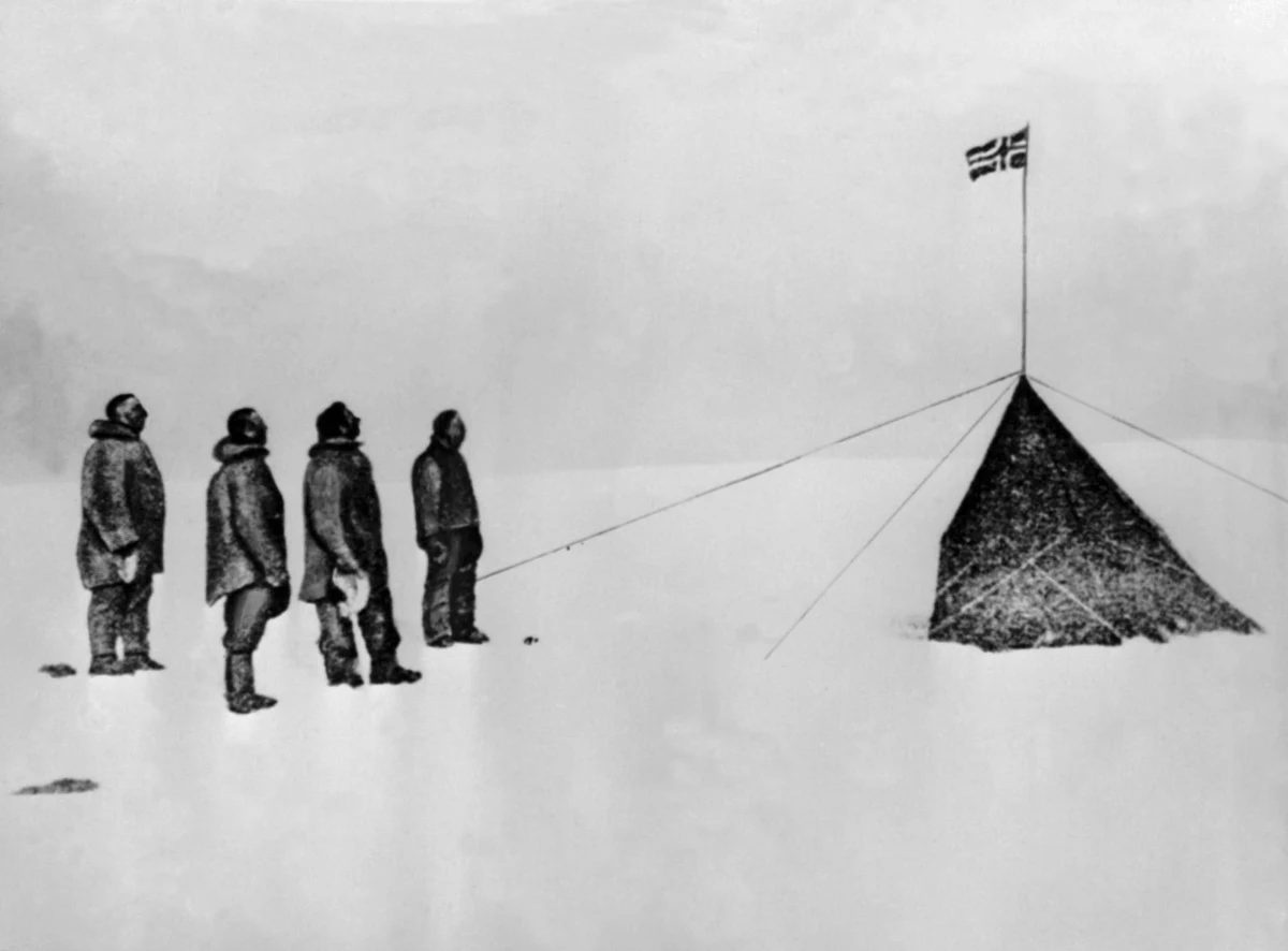 Upływa właśnie 98 lat od pierwszego potwierdzonego zdobycia Bieguna Północnego. Dwaj członkowie załogi sterowca "Norge", który przeleciał nad biegunem między 11 a 12 maja 1926 roku, jako pierwsi zdobyli oba bieguny. Żaden z nich jednak o tym nie wiedział. Roald Amundsen i Oscar Wisting po prostu tylko podali sobie tam ręce.