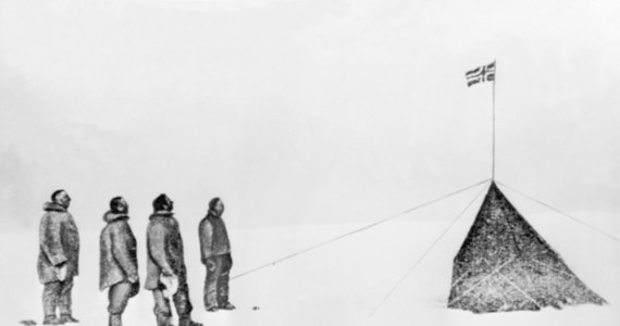 Upływa właśnie 98 lat od pierwszego potwierdzonego zdobycia Bieguna Północnego. Dwaj członkowie załogi sterowca "Norge", który przeleciał nad biegunem między 11 a 12 maja 1926 roku, jako pierwsi zdobyli oba bieguny. Żaden z nich jednak o tym nie wiedział. Roald Amundsen i Oscar Wisting po prostu tylko podali sobie tam ręce.