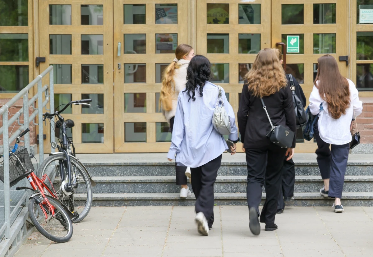 "Postawmy na dużo odpoczynku i trochę nauki". Taką radę na ten weekend dla maturzystów mają psychologowie. Za absolwentami szkół średnich pierwsze egzaminy maturalne. Przed nimi - kolejne, już po weekendzie.