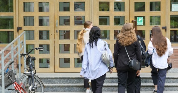 "Postawmy na dużo odpoczynku i trochę nauki". Taką radę na ten weekend dla maturzystów mają psychologowie. Za absolwentami szkół średnich pierwsze egzaminy maturalne. Przed nimi - kolejne, już po weekendzie.