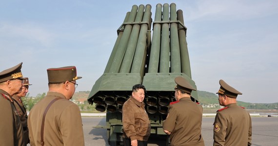 Przywódca Korei Północnej Kim Dzong Un nadzorował próby z nową wieloprowadnicową wyrzutnią rakietową kalibru 240 mm, która ma wejść na uzbrojenie armii jeszcze w tym roku - poinformowała oficjalna agencja prasowa KCNA.