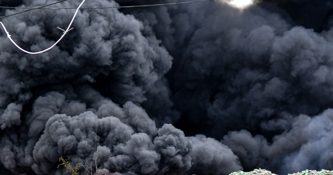  Niepokojące wieści po pożarze w Siemianowicach. Chemikalia płyną rzeką