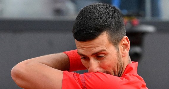 "Odpoczywam z workiem lodu" - poinformował na X serbski tenisista Novak Djokovic. Na jego głowę spadła aluminiowa butelka w chwili, gdy rozdawał autografy po wygranym meczu z Francuzem Corentinem Moutetem. Moment ten uchwyciły kamery.