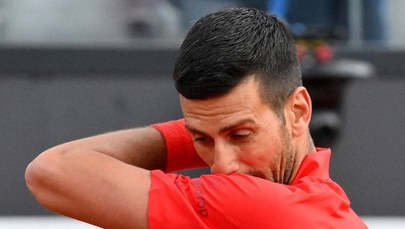 Na głowę Djokovica spadła butelka. Aż skulił się z bólu [FILM]