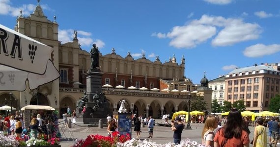 Przyjemny wakacyjny wypoczynek może popsuć kilka przykrych zdarzeń - jednym z najbardziej kłopotliwych jest kradzież. Ku przestrodze powstało zestawienie atrakcji turystycznych, w których lepiej zachować wzmożoną czujność przed kieszonkowcami. W tym rankingu znalazł się też niestety Kraków.