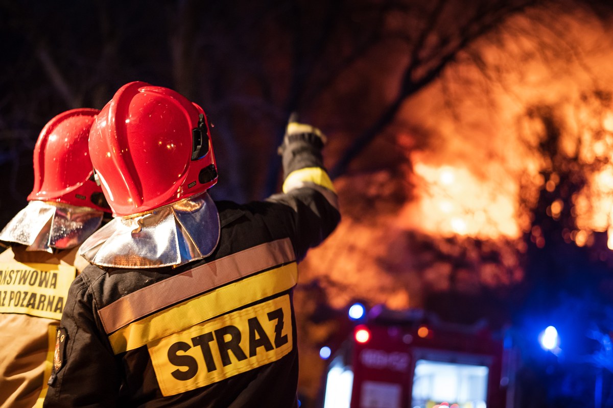 Dwie osoby zostały poparzone w nocnym pożarze w Siemianach w woj. warmińsko-mazurskim. Spłonęło tam kilka przyczep kempingowych i domków letniskowych. Okoliczności bada policja.