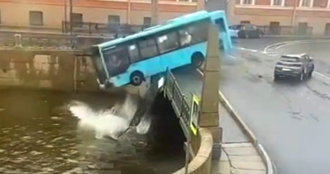 tragicznego, zdarzenia, doszło, Petersburgu, niewyjaśnionych, obecnie, przyczyn, miejski, autobus, skręcił, nagle, moście, wpadł Miejski autobus wjechał do rzeki w centrum miasta. Nie wszyscy przeżyli
