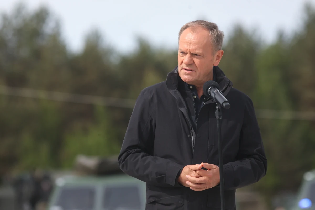 "Nie ma limitów środków, jeśli chodzi o bezpieczeństwo Polski. Nie będzie limitów, jeśli chodzi o zabezpieczenie granicy" - mówił premier Donald Tusk, który w Karakulach na Podlasiu wziął udział w odprawie z żołnierzami Wojska Polskiego, funkcjonariuszami Straży Granicznej i Policji. "Mamy do czynienia z postępującą wojną hybrydową" - podkreślił, opisując sytuację na polsko-białoruskiej granicy. 