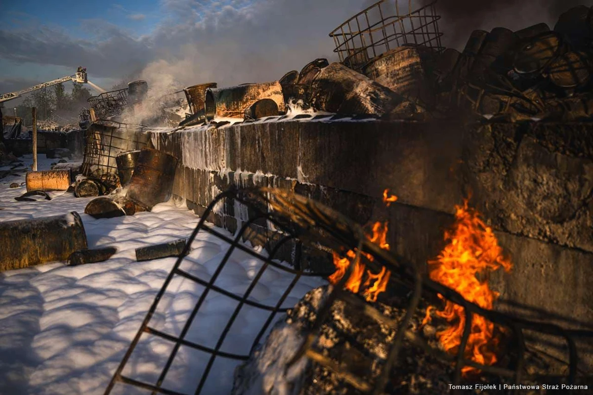 Rzeka Brynica została zanieczyszczona chemikaliami po gaszeniu pożaru składowiska odpadów w Siemianowicach Śląskich. Próbki wody pobrał Śląski Wojewódzki Inspektorat Ochrony Środowiska, a Agata Bucko-Serafin, szefowa WIOŚ w Katowicach zapewnia, że zanieczyszczone wody nie zasilają ujęć pitnych. Pożar w Siemianowicach wybuchł w piątek rano, podczas akcji gaszenia poszkodowanych zostało dwóch strażaków.