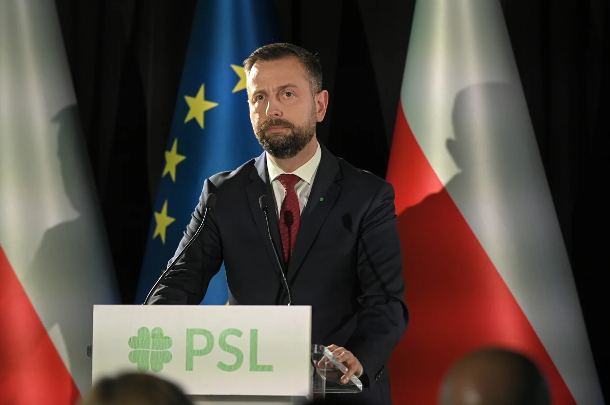 "Zostaliście – drodzy rolnicy, mieszkańcy wsi – wielokrotnie oszukani przez faryzeuszy z PiS-u (…). Wprowadzili was w błąd, choćby w sprawie Zielonego Ładu" - mówił na posiedzeniu Rady Naczelnej Polskiego Stronnictwa Ludowego wicepremier i szef tej partii Władysław Kosiniak-Kamysz. Jak dodał, Prawo i Sprawiedliwość pozostawiło po sobie "stajnię Augiasza" zarówno w ministerstwach, jak i przestrzeni gospodarczej.