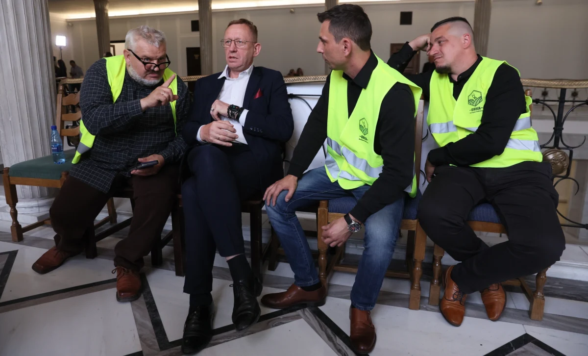 Rolnicy ze Związku Rolników "Orka" kontynuują protest w Sejmie, który rozpoczęli w czwartek. Jest ich jednak mniej, niż na początku - z jedenastu pozostało sześciu, bo niektórzy musieli wrócić do swoich codziennych obowiązków.