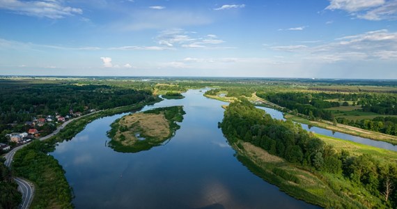 "Obecnie nie obserwujemy zanieczyszczenia zagrażającego bezpieczeństwu biologicznemu naszych rzek, niemniej wzmagamy czujność i jesteśmy w kontakcie ze służbami wojewody śląskiego" – powiedział wojewoda małopolski Krzysztof Jan Klęczar. Słowa samorządowca mają związek z działaniami podejmowanymi po pożarze w Siemianowicach Śląskich.