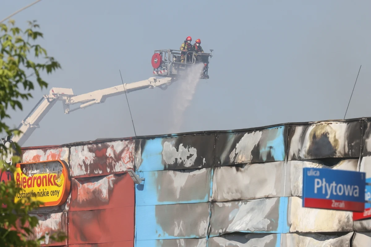 Pożar przy Marywilskiej 44 dogasza 180 strażaków. Akcja może potrwać nawet kilkanaście godzin – poinformował podczas briefingu komendant główny PSP nadbrygadier Mariusz Feltynowski. Nikt nie odniósł obrażeń. Działania ratownicze prowadzi także Grupa Ratownictwa Chemiczno-Ekologicznego. "Straty są ogromne, wszystko jest niemal doszczętnie zniszczone" - relacjonują dziennikarze RMF FM. 