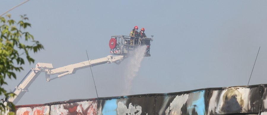 Pożar przy Marywilskiej 44 dogasza 180 strażaków. Akcja może potrwać nawet kilkanaście godzin – poinformował podczas briefingu komendant główny PSP nadbrygadier Mariusz Feltynowski. Nikt nie odniósł obrażeń. Działania ratownicze prowadzi także Grupa Ratownictwa Chemiczno-Ekologicznego. "Straty są ogromne, wszystko jest niemal doszczętnie zniszczone" - relacjonują dziennikarze RMF FM. 