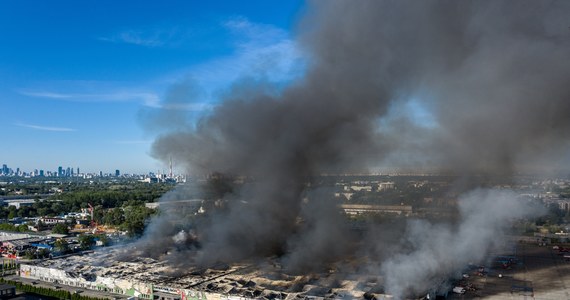 Niemal 200 strażaków walczy z pożarem centrum handlowego przy ul. Marywilskiej 44 w Warszawie. Do sieci trafiło wiele zdjęć i filmów pokazujących to wydarzenie. Skalę dramatu w wyjątkowy sposób obrazuje nagranie z drona wykonane jeszcze przed świtem. 