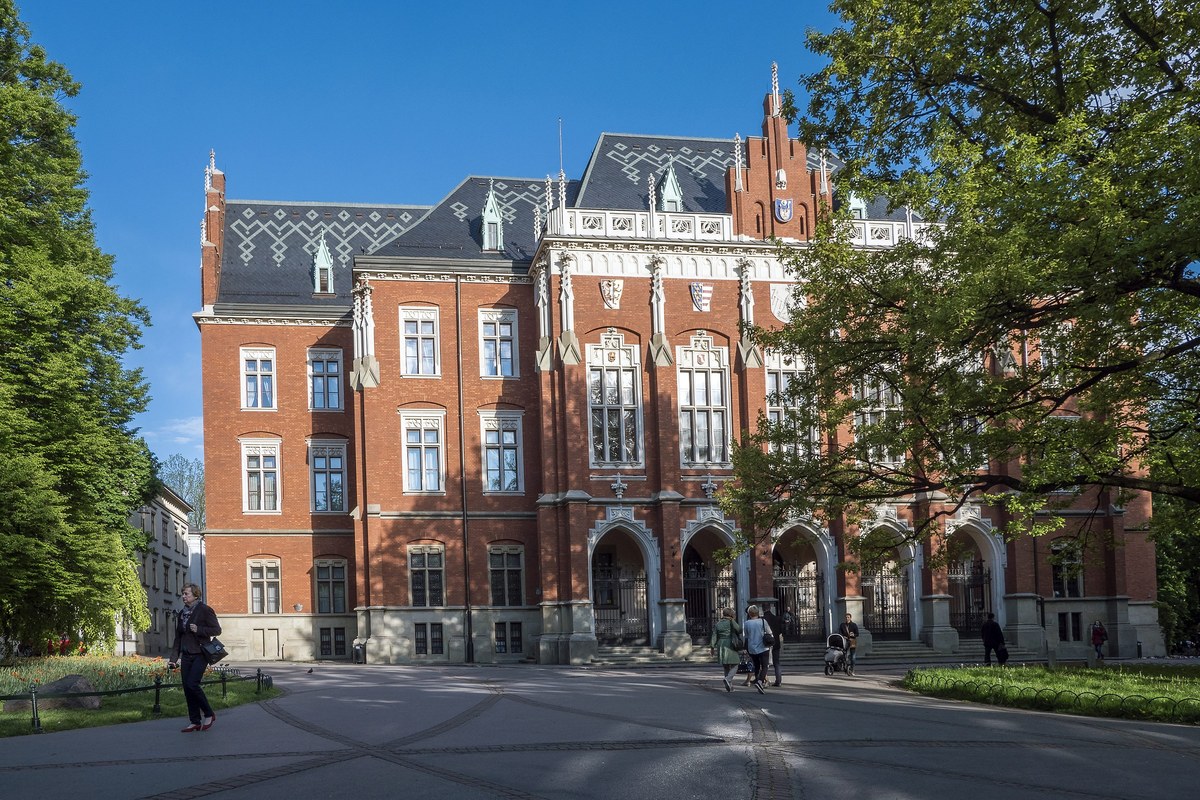 4 dni zajęć dla studentów na wybranych kierunkach to pomysł nowego rektora Uniwersytetu Jagiellońskiego. Rozwiązanie to miałoby ułatwić studentom łączenie nauki z pracą. 