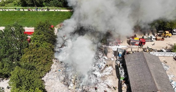 Niedziela jest ciężkim dniem dla warszawskich strażaków. Oprócz pożaru obiektu handlowego przy ul. Marywilskiej, a także fragmentu Puszczy Kampinoskiej, paliła się również hałda śmieci na Siekierkach, przy ul. Bananowej. Strażacy dogaszają już ogień i uspokajają, że jakość powietrza w stolicy nie odbiega od normy.