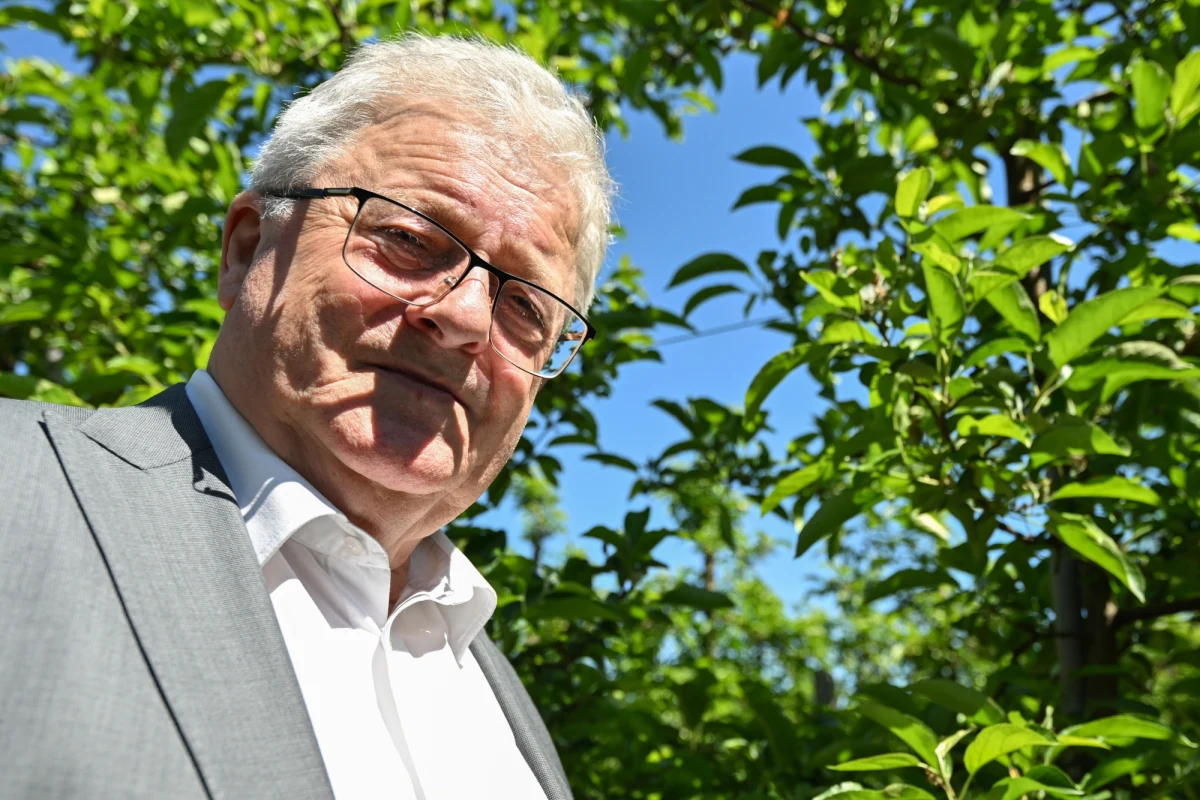 Sadownicy, których uprawy zostały zniszczone przez kwietniowe przymrozki, będą mogli liczyć na wsparcie ze strony państwa. Minister rolnictwa i rozwoju wsi Czesław Siekierski podczas spotkania z rolnikami w świętokrzyskich Skotnikach wśród proponowanych rozwiązań wymienił dopłaty hektarowe, ograniczenia podatkowe i tanie kredyty.