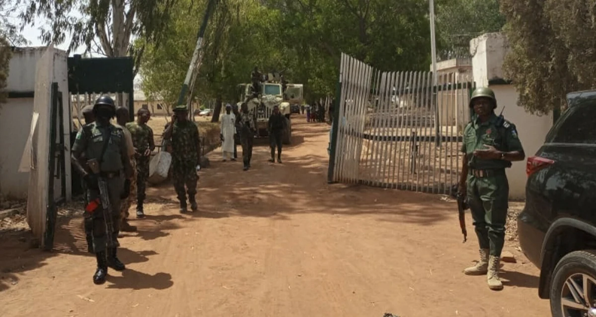 W północno-zachodniej Nigerii uzbrojeni bandyci porwali ponad 100 mieszkańców trzech wiosek. W zmian za uwolnienie przetrzymywanych żądają nawet kilkuset tysięcy dolarów.