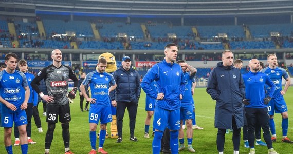 Puszcza Niepołomice wygrała z Wartą Poznań 1:0. Oznacza to, że chorzowski Ruch spadnie w tym roku z Ekstraklasy. Drużyna Janusza Niedźwiedzia ma dziś 26 punktów i w tabeli wyprzedza jedynie ŁKS Łódź, który uzbierał 21 oczek.