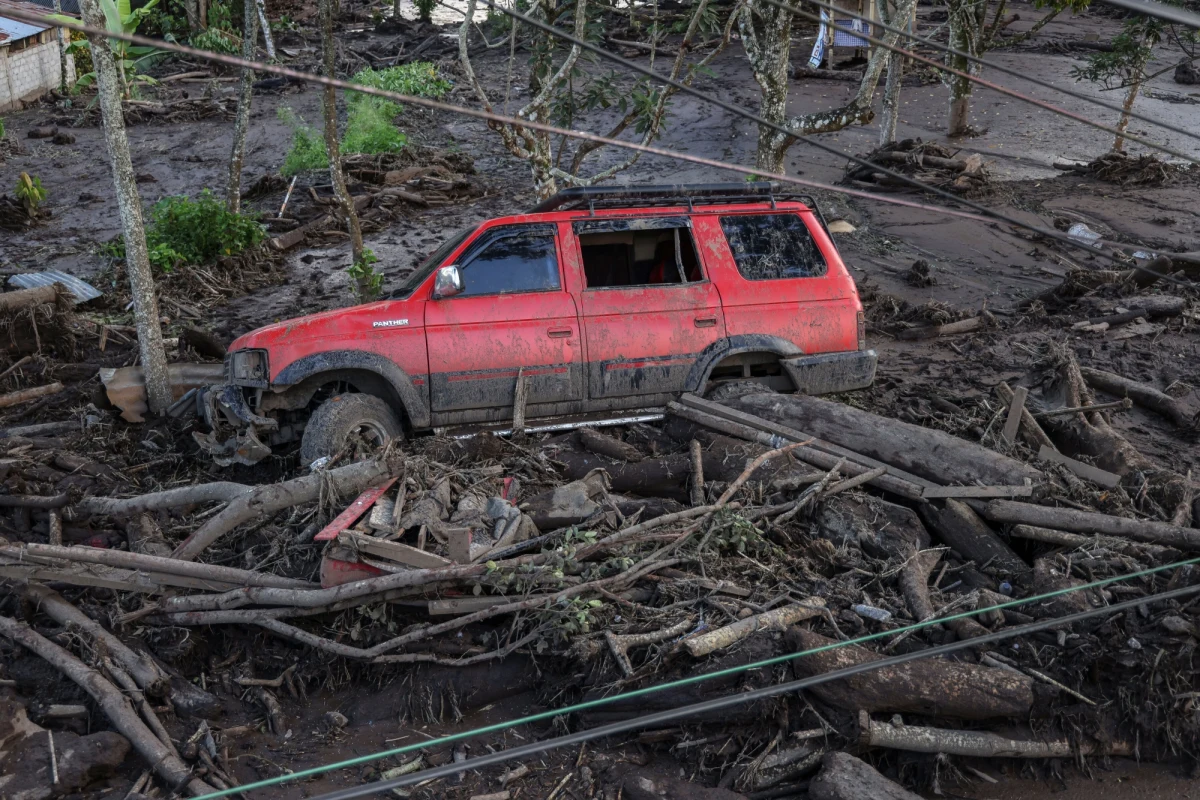 Na wyspie Sumatra, leżącej na zachodzie Indonezji, wystąpiły intensywne opady, w wyniku których pojawiły się gwałtowne powodzie. Zginęły co najmniej 34 osoby, a 18 zostało rannych - powiadomiła w niedzielę agencja AFP, powołując się na informacje indonezyjskich służb ratunkowych.