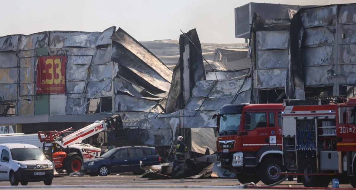 Wciąż trwa dogaszanie pożaru centrum handlowego Marywilska 44 w Warszawie. W działaniach uczestniczą 24 zastępy, czyli około 100 strażaków. Na miejscu pracują również policjanci, którzy rozpoczęli czynności zmierzające do ustalenia okoliczności wybuchu pożaru. Tymczasem handlowcy mówią o wielkich stratach finansowych.