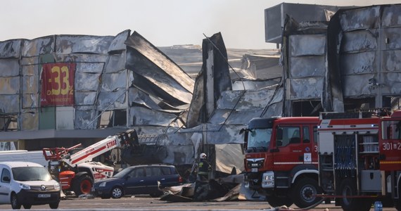 Wciąż trwa dogaszanie pożaru centrum handlowego Marywilska 44 w Warszawie. W działaniach uczestniczą 24 zastępy, czyli około 100 strażaków. Na miejscu pracują również policjanci, którzy rozpoczęli czynności zmierzające do ustalenia okoliczności wybuchu pożaru. Tymczasem handlowcy mówią o wielkich stratach finansowych.