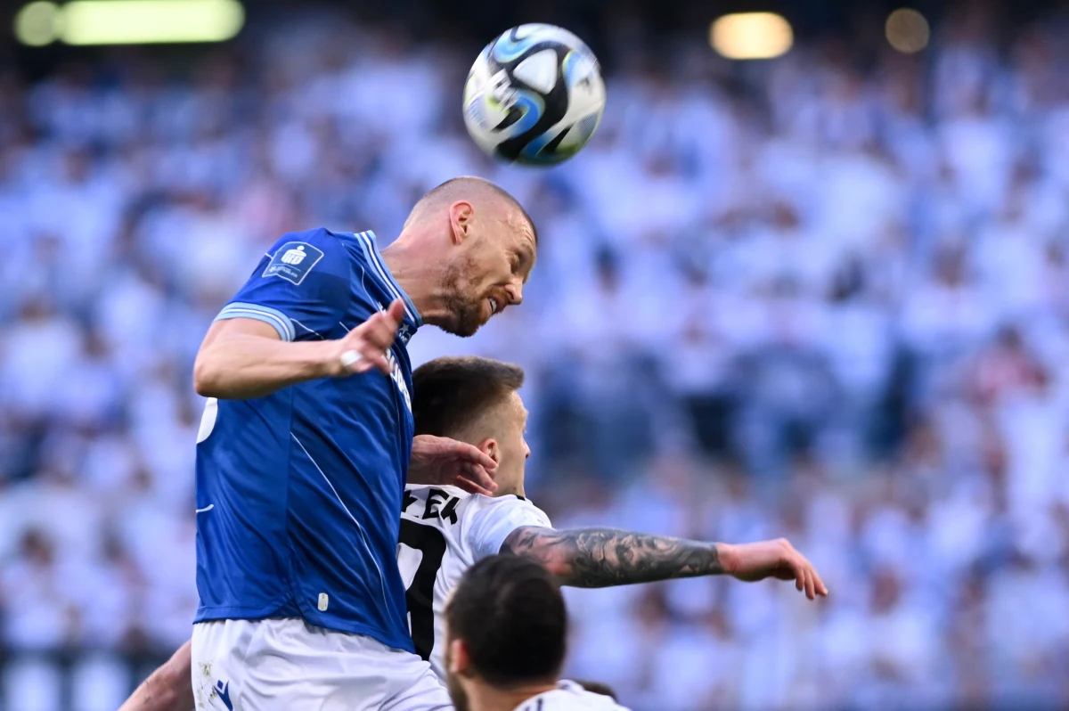 Legia Warszawa wygrała z Lechem Poznań 2:1. W wyjazdowym meczu legioniści zanotowali tylko jeden strzał na bramkę, który w dodatku nie dał im gola. W niedzielę strzelali tylko lechici. W 15. minucie Miha Blazic zaliczył „samobója”, a w 45. to samo zrobił Bartosz Salomon. Na 1:2 w 83. minucie trafił Joel Pereira. 