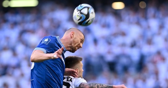 Legia Warszawa wygrała z Lechem Poznań 2:1. W wyjazdowym meczu legioniści zanotowali tylko jeden strzał na bramkę, który w dodatku nie dał im gola. W niedzielę strzelali tylko lechici. W 15. minucie Miha Blazic zaliczył „samobója”, a w 45. to samo zrobił Bartosz Salomon. Na 1:2 w 83. minucie trafił Joel Pereira. 