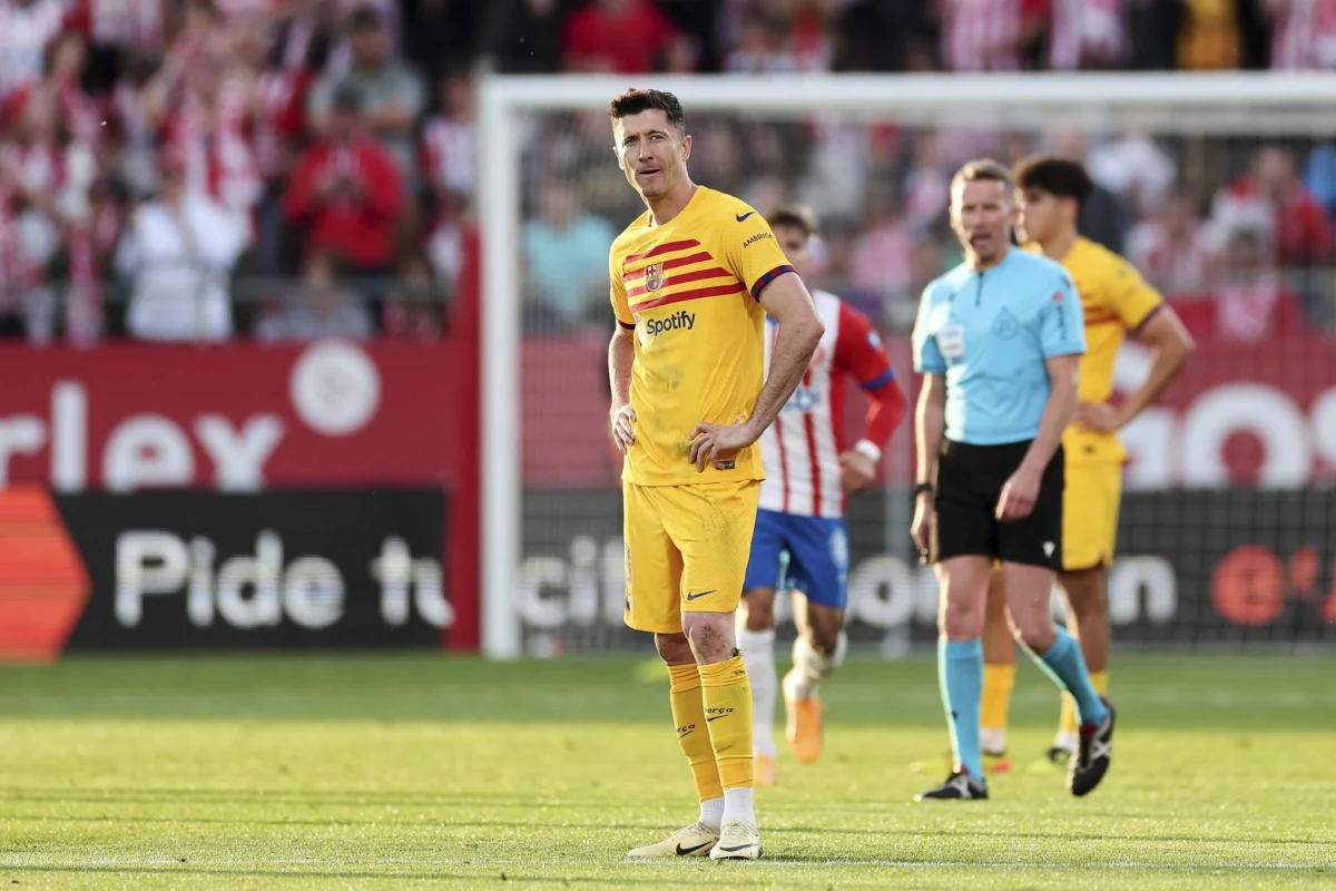 W sobotę hiszpański "Sport" poinformował, że w najbliższych dniach agent Roberta Lewandowskiego, Pini Zahavi ma zjawić się w Barcelonie w celu rozmowy z Joanem Laportą i Deco na temat przyszłości polskiego napastnika w Blaugranie. Powodem rzekomego odejścia Polaka miałaby być konieczność pozyskania dodatkowych środków z przeznaczeniem na transfery. Agent zawodnika zabrał głos w tej sprawie.