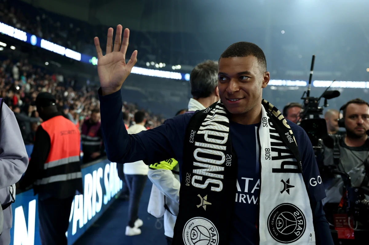 Kylian Mbappe w królewski sposób został pożegnany w niedzielny wieczór przez kibiców Paris Saint-Germain, podczas meczu 33. kolejki ekstraklasy francuskiej z Toulouse. Piłkarz odwdzięczył się golem zdobytym na początku spotkania, przegranego ostatecznie 1:3.