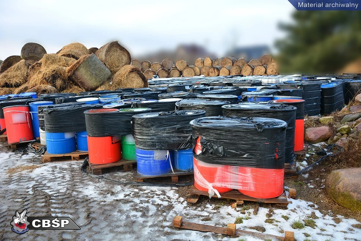Trzy kolejne osoby podejrzane o udział w zorganizowanej grupie przestępczej, która zajmowała się obrotem odpadami niebezpiecznymi zatrzymali funkcjonariusze CBŚP i KAS. Grupa wykonała według śledczych ponad 3 tys. transportów, a na utylizację przewiezionych odpadów trzeba by wydać ponad 490 mln złotych.