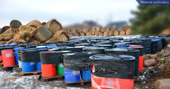 Trzy kolejne osoby podejrzane o udział w zorganizowanej grupie przestępczej, która zajmowała się obrotem odpadami niebezpiecznymi zatrzymali funkcjonariusze CBŚP i KAS. Grupa wykonała według śledczych ponad 3 tys. transportów, a na utylizację przewiezionych odpadów trzeba by wydać ponad 490 mln złotych.